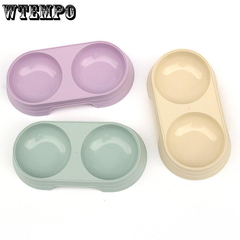 Zwierzęta domowe, koty i psy, piją i jedzą. Miska do ryżu podwójnego zastosowania. Artykuły dla zwierząt. Podwójna miska