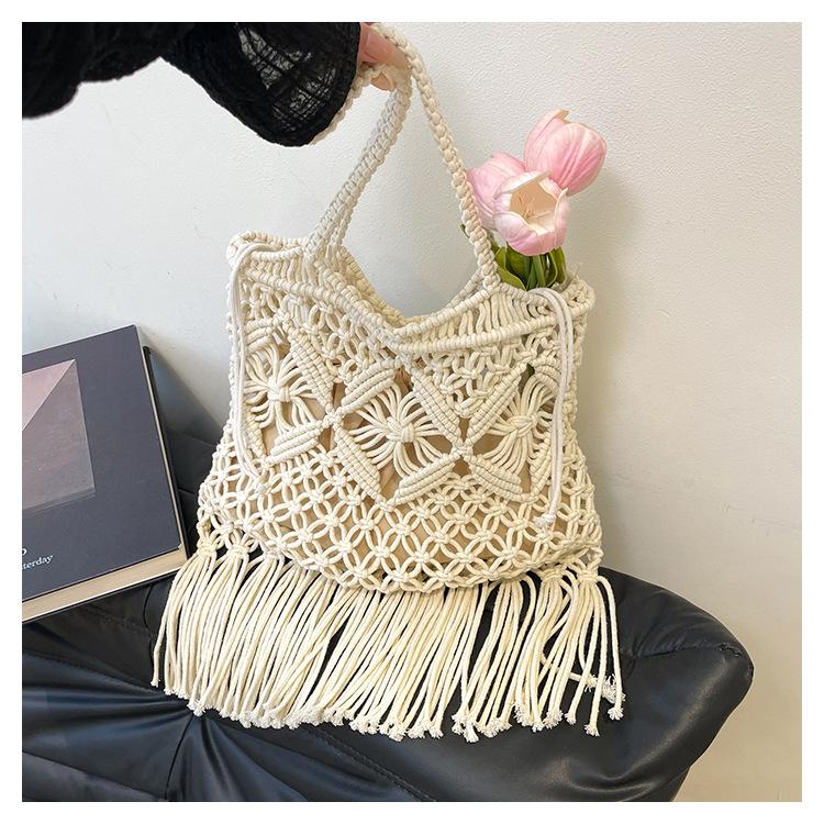 Woven Bags New Spring Popular Tassel Shoulder Bags Large Capacity Tote Bags Holiday Straw Bags