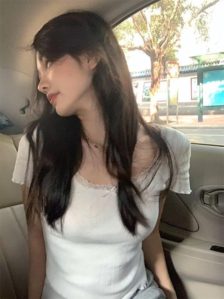 White Lace Short-Sleeve Summer T-Shirt for Girls - Slimming, Casual, and Fashionable