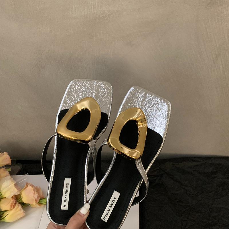 Fashion Women Slippers 2025 New Summer Beach Slippers Luxury Flats Sandals Flip Flops Fashion Metal Shoes Slides Women Zapatos De Mujer