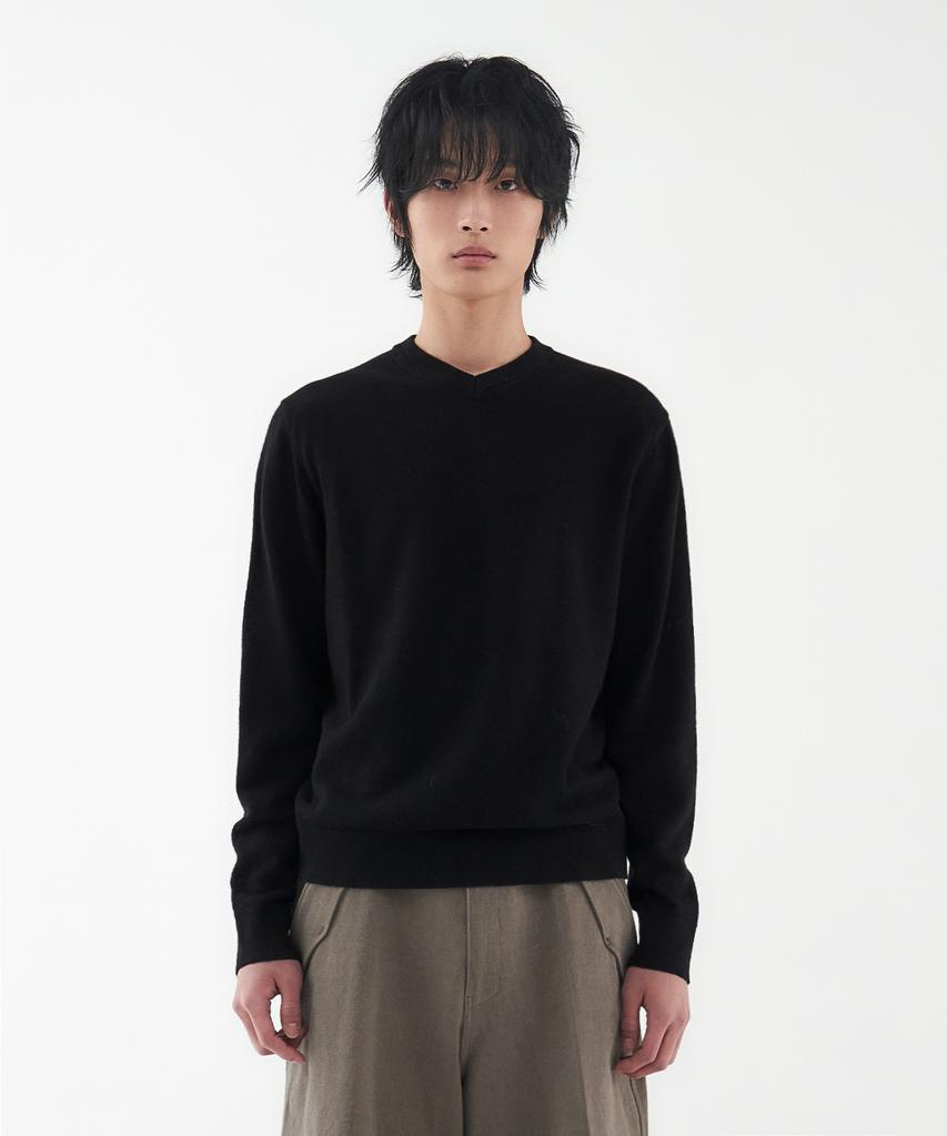 Leondi Fine Merino Wool V-Neck Knit - Black