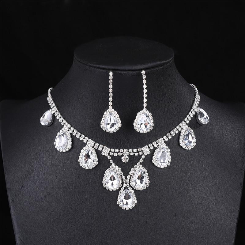 European and American Rhinestone Bow Pearl Necklace - Luxurious Retro Clavicle Chain Jewelry