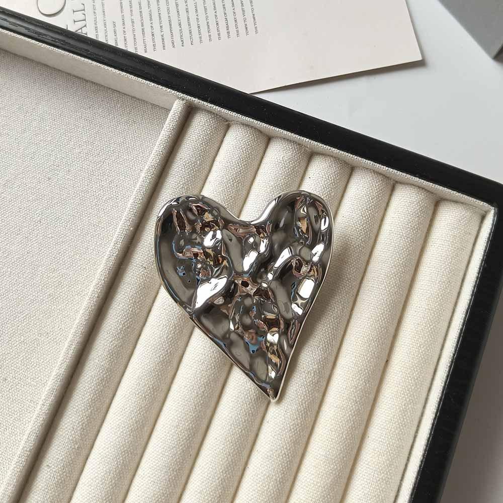 

Personality Design Exaggerate Irregular Fold Big Heart Brooches for Women Charm Trendy Metal Pins Suit Clothing Party Accessory серебряный