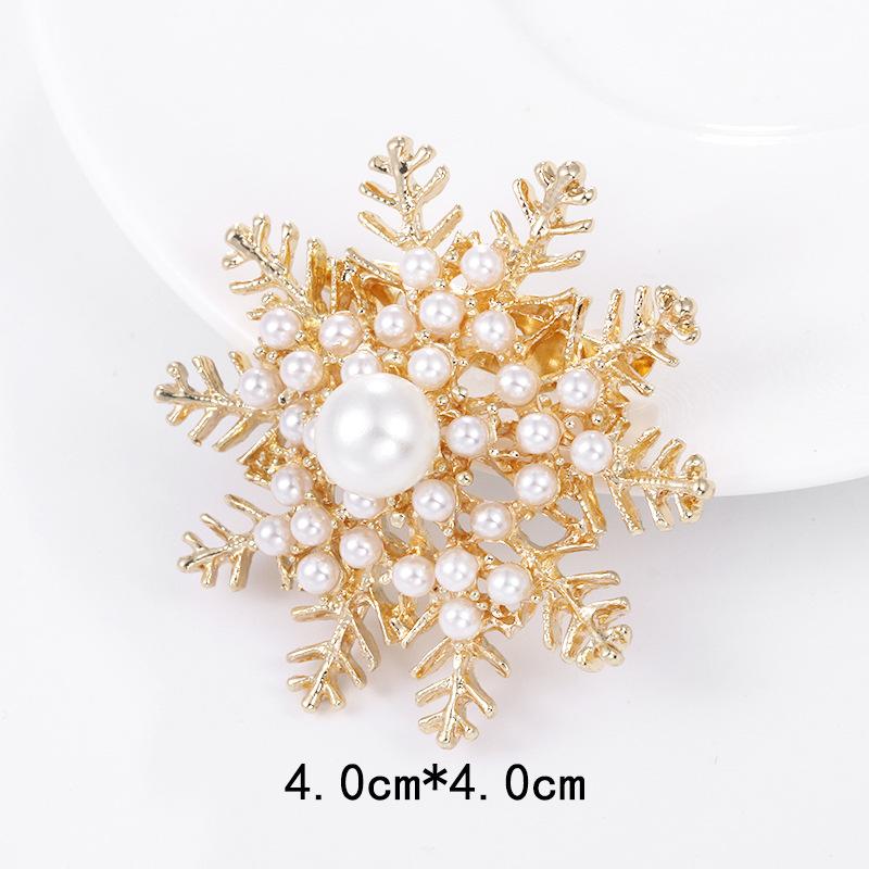 Luxury Temperament Shining Rhinestone Hollowed-out Snowflake Pearl Brooch for Women Corsage Pin Christmas Jewelry Accessories
