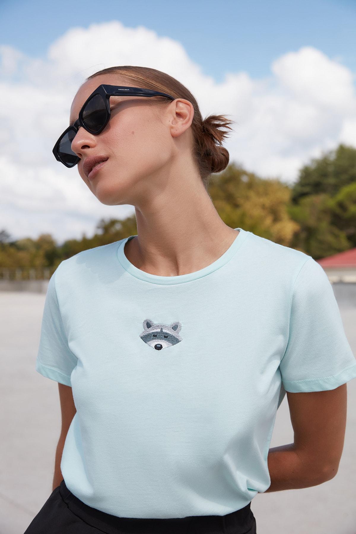 

Базовая трикотажная футболка с вышивкой Mint Deer..