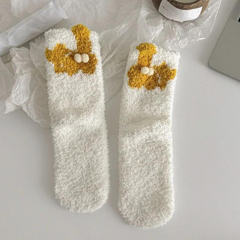 

2026 New Winter Warm Coral Velvet Socks for Women with Thick and Cute Hairball Sleep Home Postpartum Socks One Size білий
