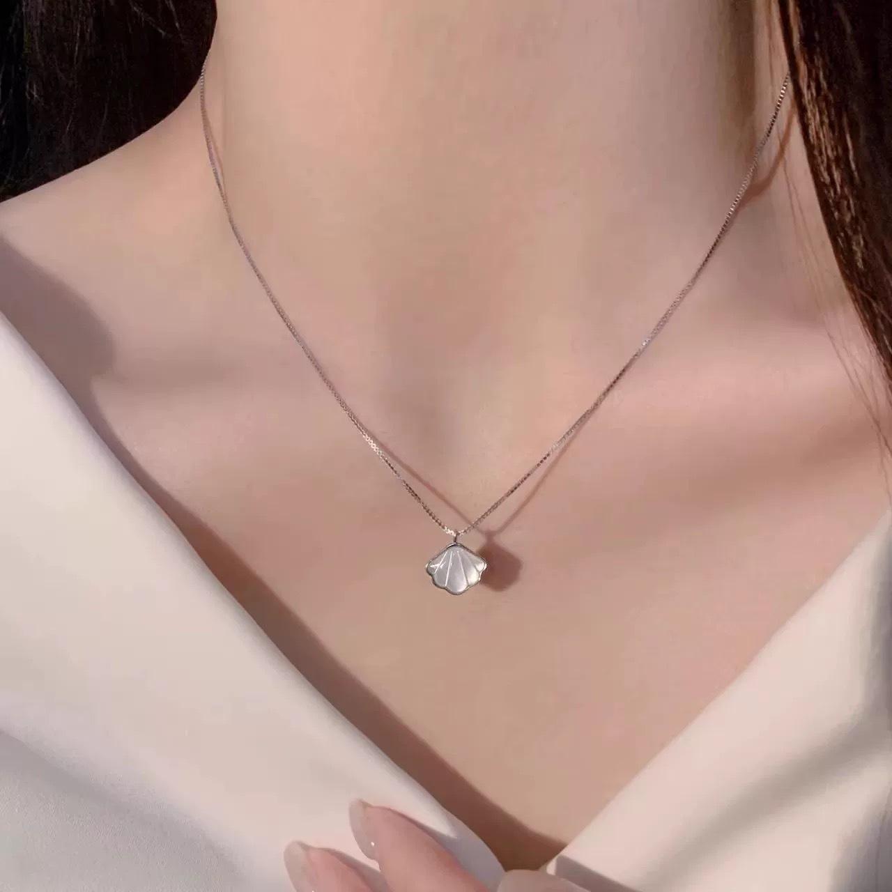 Красная книжечка: Минималистичное ожерелье-подвеска в виде веера для женщин