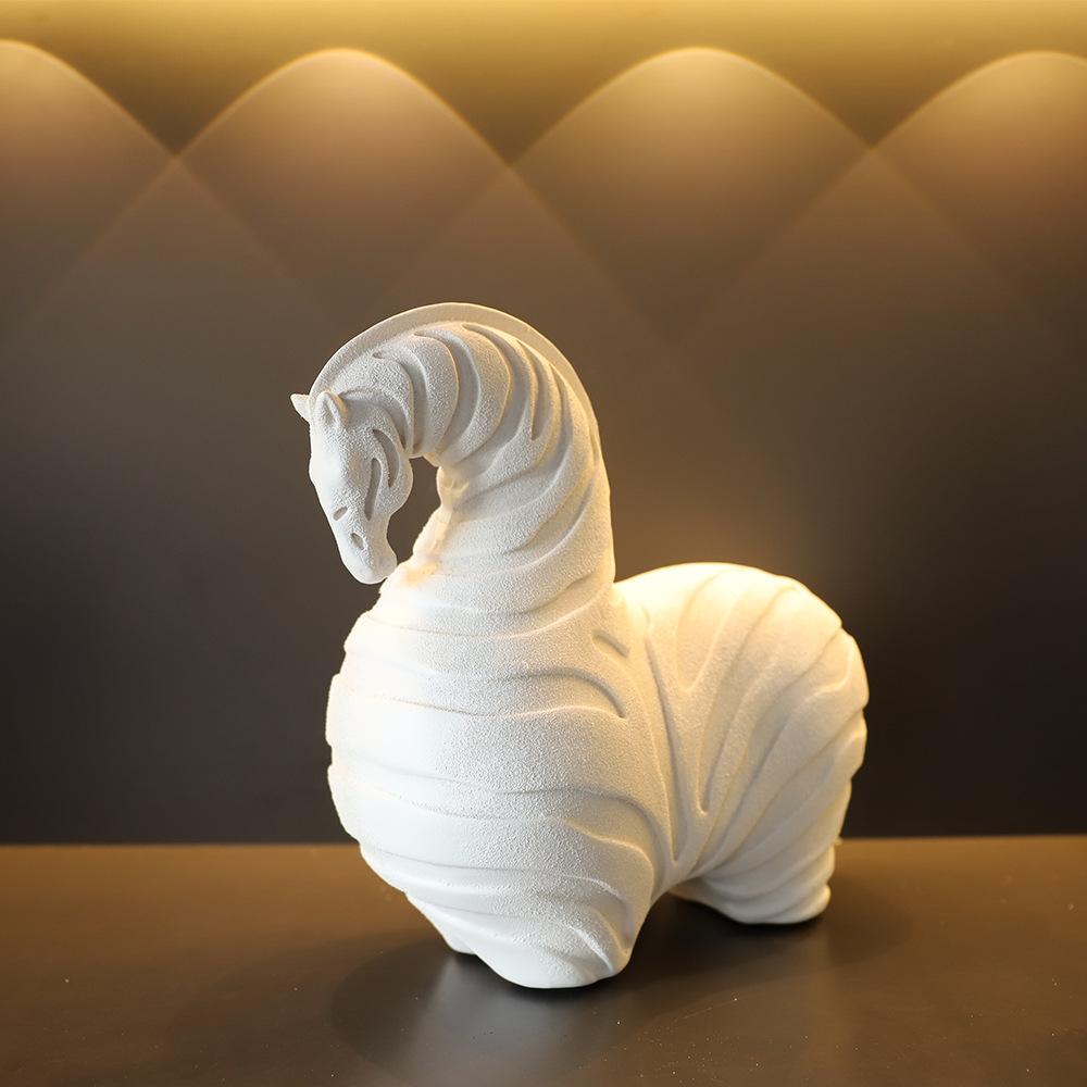 Nordic Striped Resin Horse Sculpture Bookshelf Ornament Abstract Irregular Chubby Horse Statue Animal Indoor Tabletop Decoration