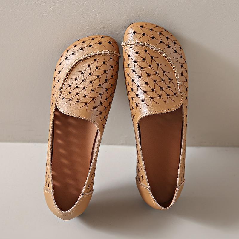 Spring and Summer New Retro Mother Single Shoes Women's Soft-soled Breathable Doudou Shoes Women's Shallow Mouth Hollow Hole Shoes Women