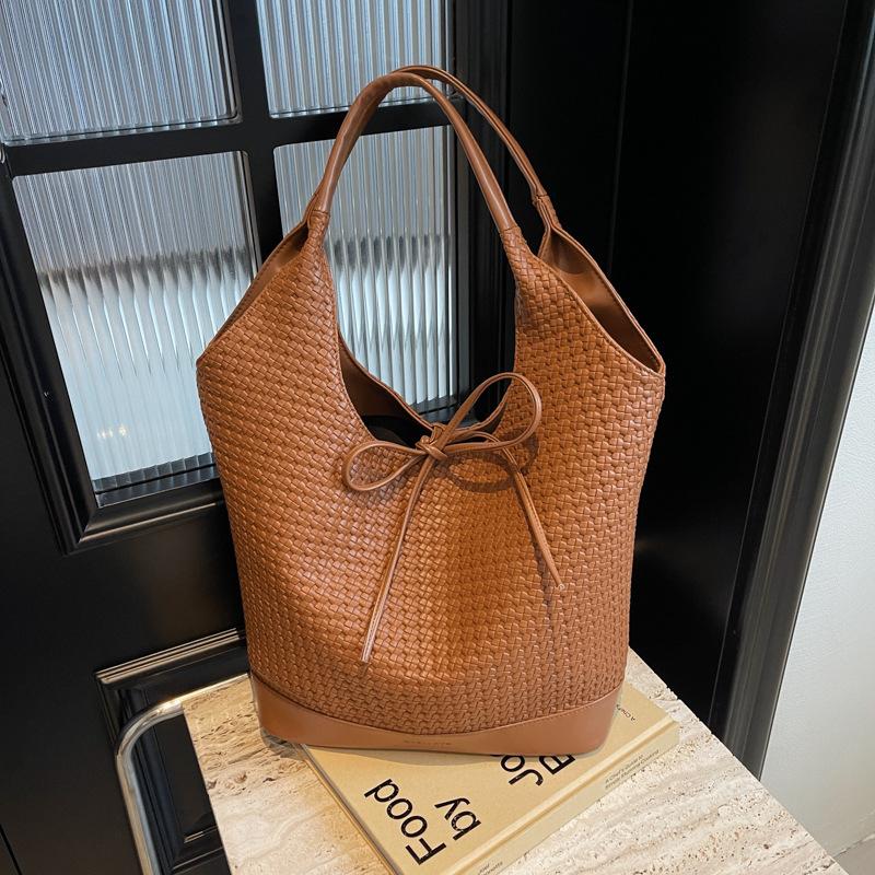 

Ручная сумка-тоут большой вместимости женская 2025 лето новая однотонная модная повседневная сумка под мышкой популярная универсальная женская сумка 41*15*27 коричневый