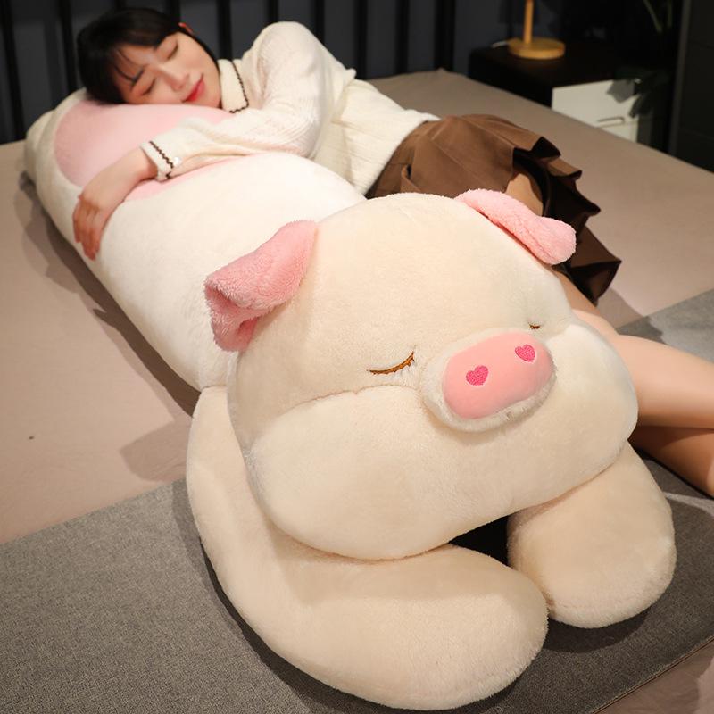 

Мила маленька лялька-поросятко, дівчинка, спить на ліжку з подушкою, велика лялька-поросятко, подушка, плюшева іграшка-лялька 1.3 meters (2kg)