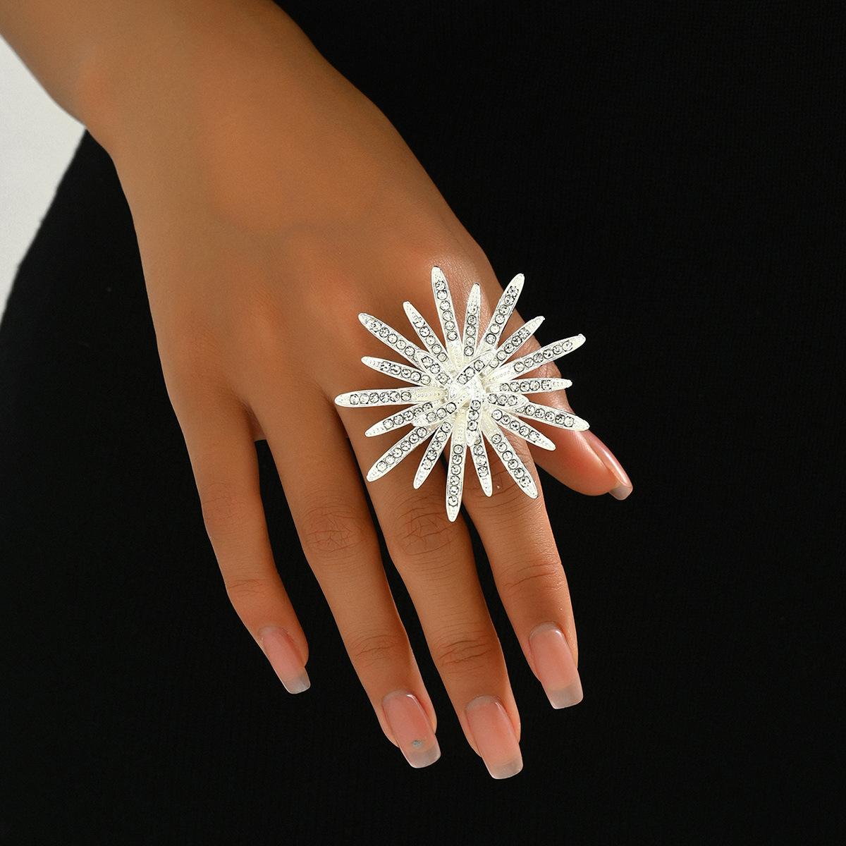 

Модные кольца для женских украшений белый