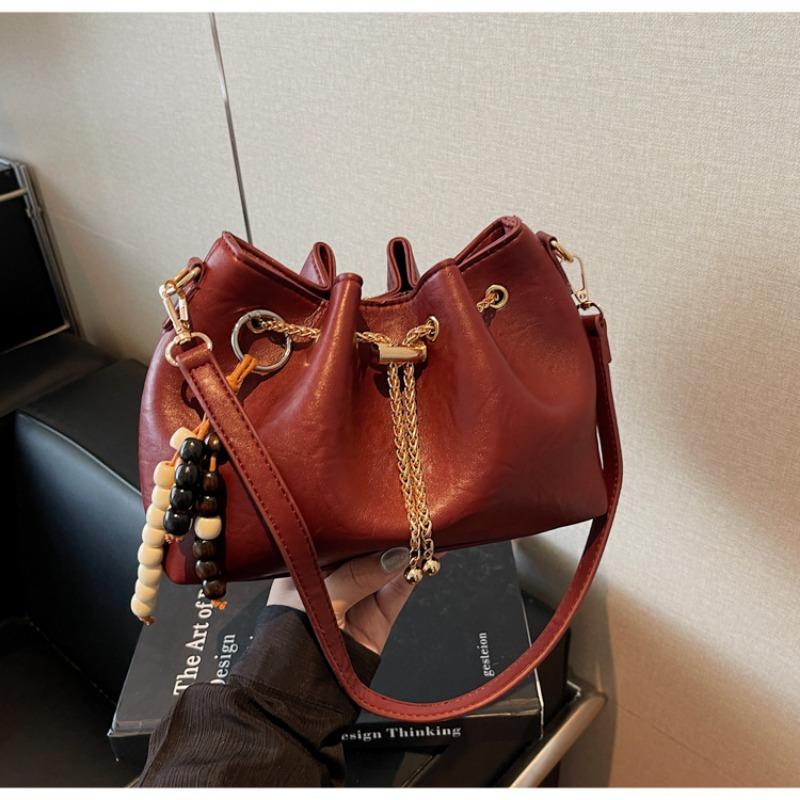 Niche design drawstring portable bucket bag women's new autumn and winter retro fashion commuter shoulder messenger bag