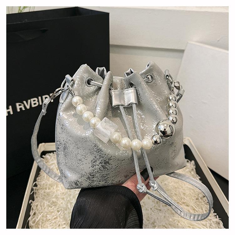 

Design sense niche bag women 2025 summer new fashion pleated messenger bag this year popular versatile bucket bag