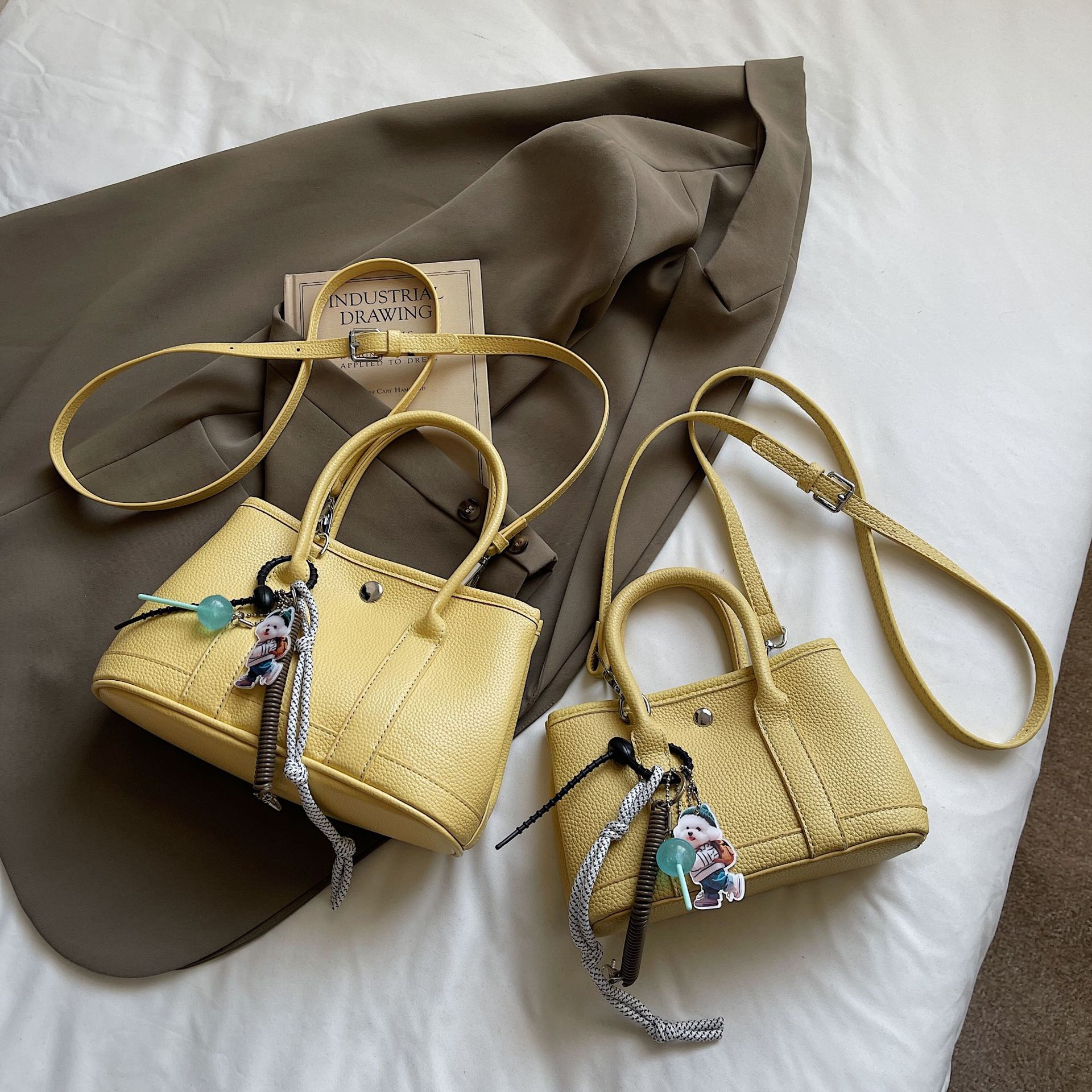 

Fashion bag trend casual bucket feeling hand 2025 shoulder bag niche new messenger bag versatile going out commuting small with pendant светло-желтого