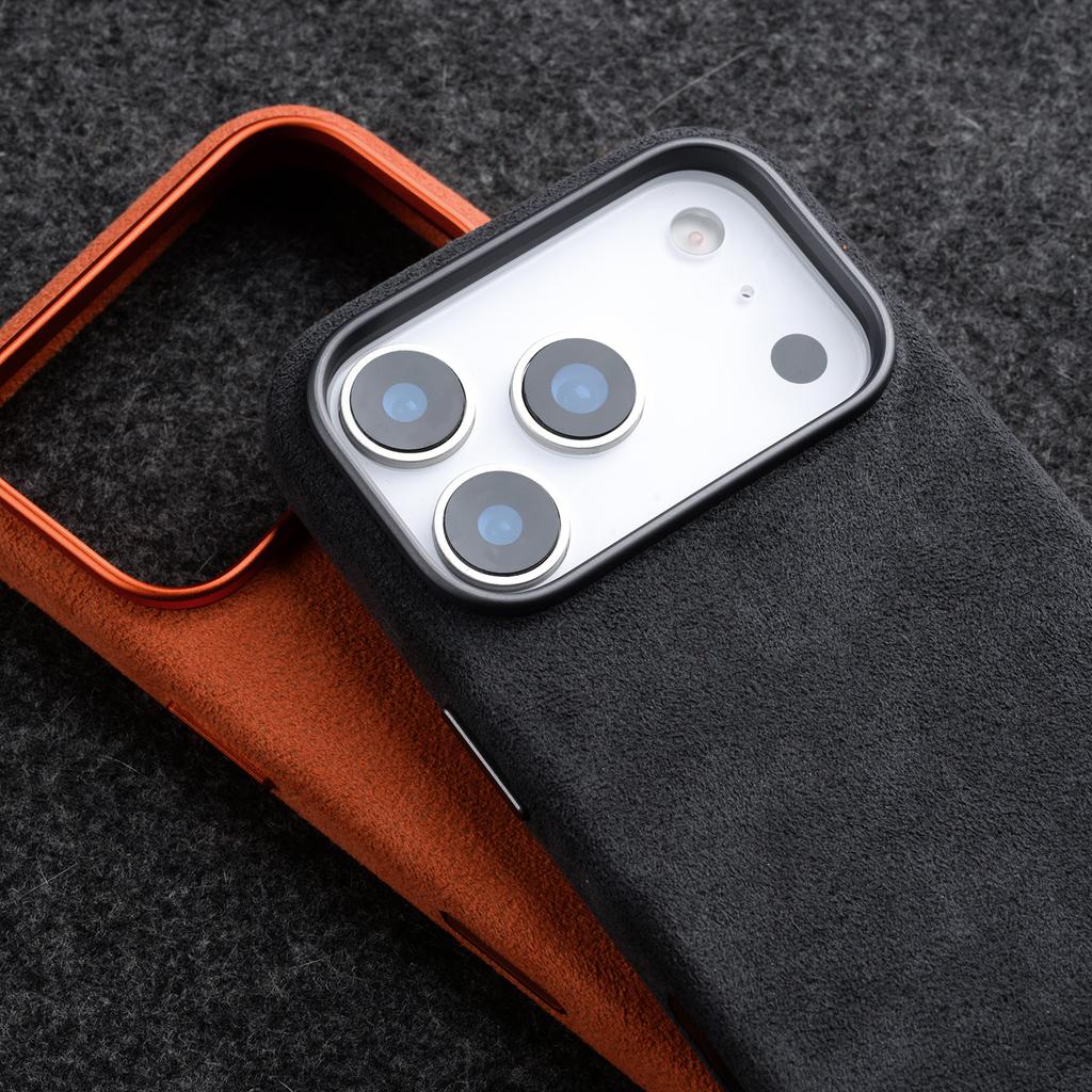 MELKCO Pouzdro pro iPhone 17 Pro Kompatibilní s MagSafe Alcantara Kůže + PC Kryt telefonu s Kovovými tlačítky / Tlačítkem AI
