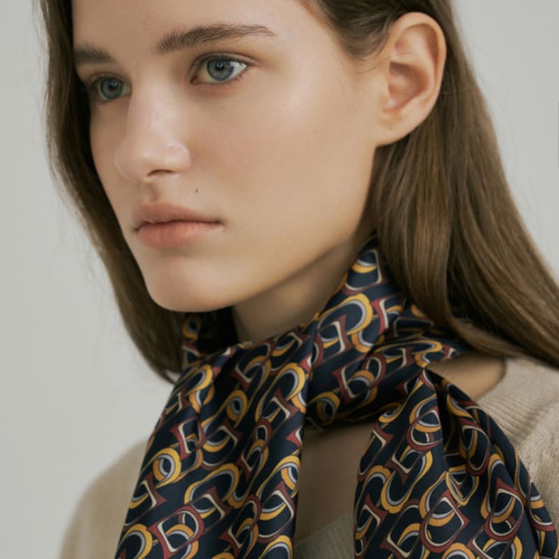 AVVINA PELLE Chain Square SilK Scarf 90 - Navy/Yellow
