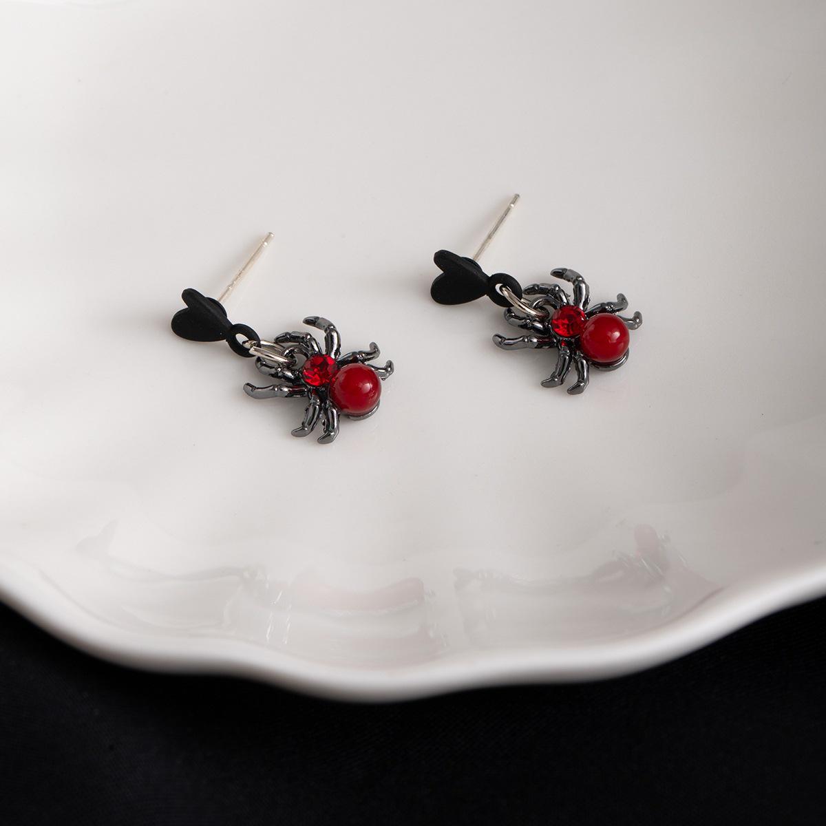 Classic Gothic Heart Stud Earrings with Rhinestone Accents паука