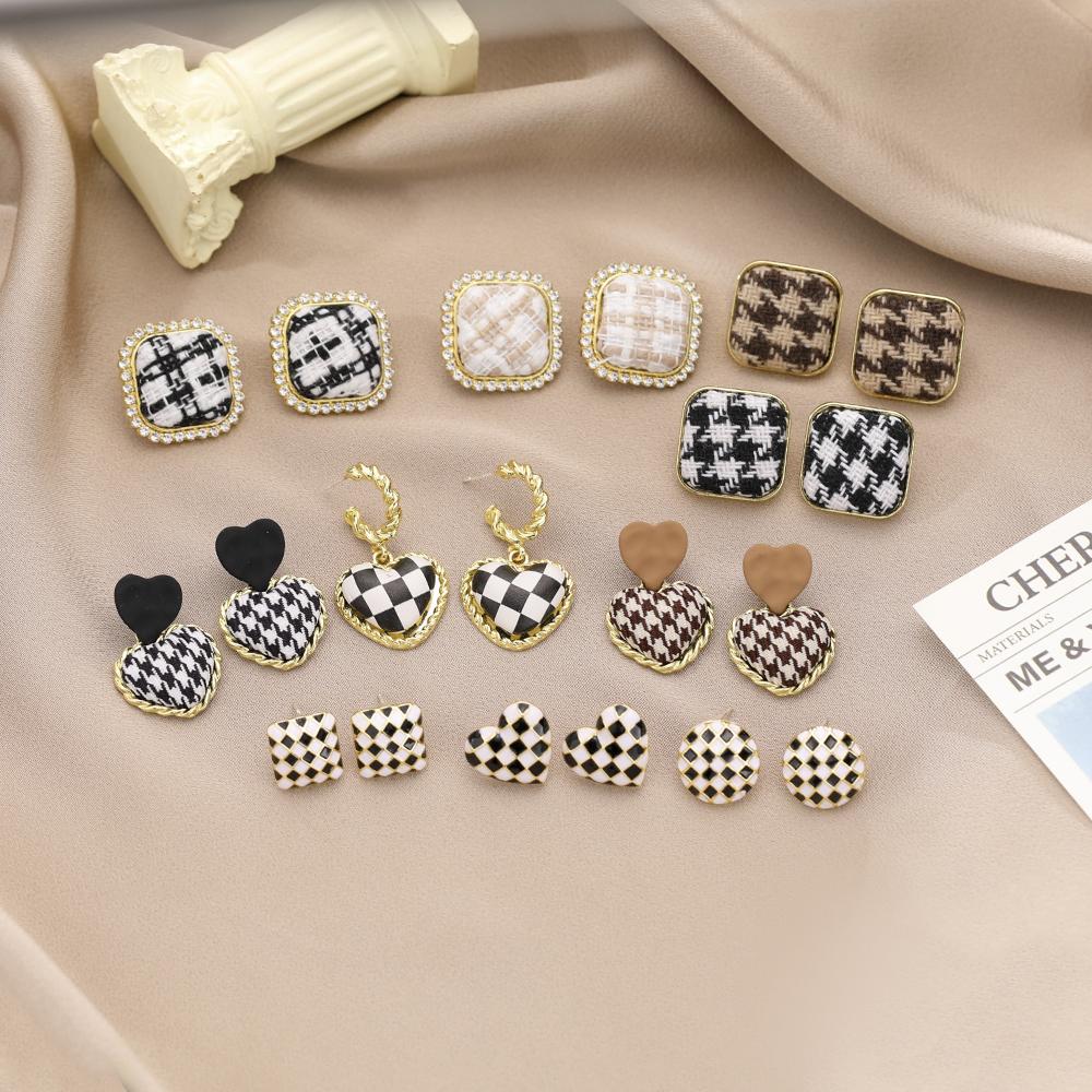 

Черно-белая шахматная доска Геометрические серьги Любви Женские ретро-гончие Серьги
