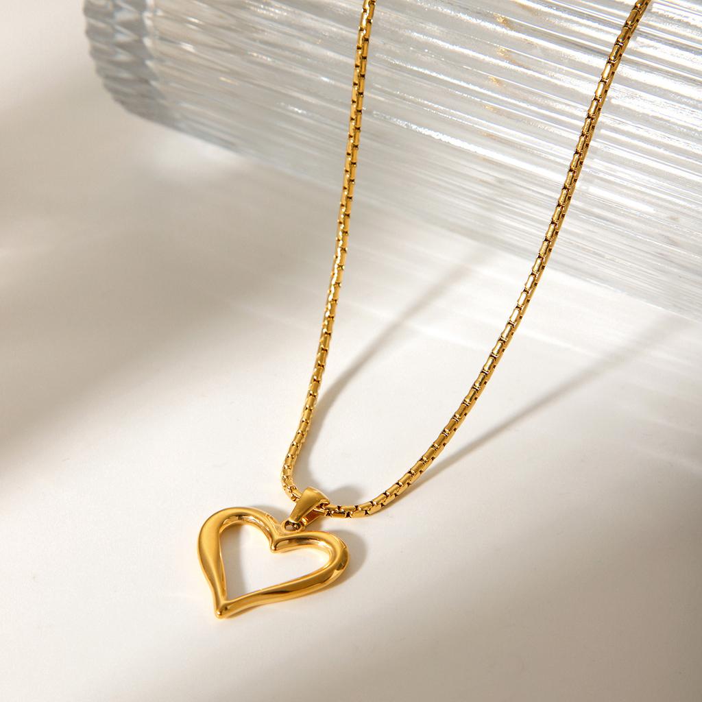 Fashion Hollow-Out Heart Pendant Necklace For Women Stainless Steel Chain Jewelry Fade-Resistant Elegant Gift