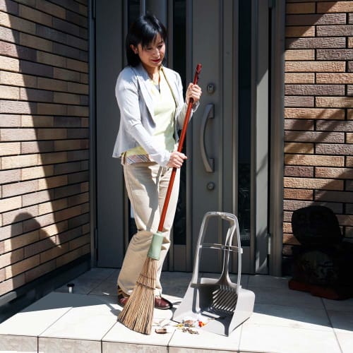 Azuma Kogyo Compo Broom with a Long Handle, featuring a Mix of Palm Leaf and Black Fern Bristles, a Moderately Flexible Bristle for Easy Sweeping, and