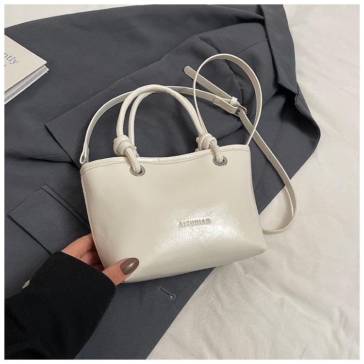 Korean fashionable spring and summer foreign gas oil wax leather portable bucket bag versatile gentle wind temperament advanced sense messenger women