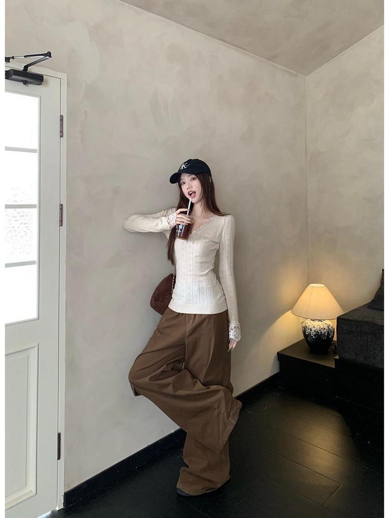 Elegant Lace Trim V-Neck Long-Sleeve Women's T-shirt - Slimming, Waist-Cinching Base Layer for Autumn/Winter, Perfect for Instagram.