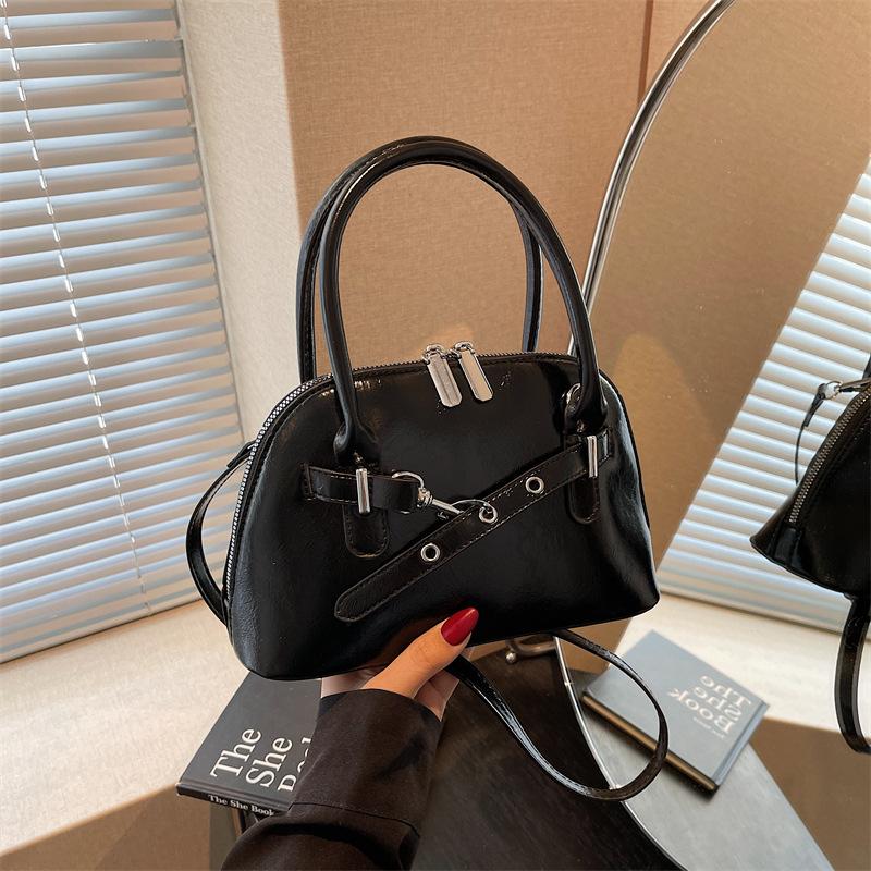 

High-end niche bag women s new versatile messenger bag spring and summer portable shell bag small bag чорний