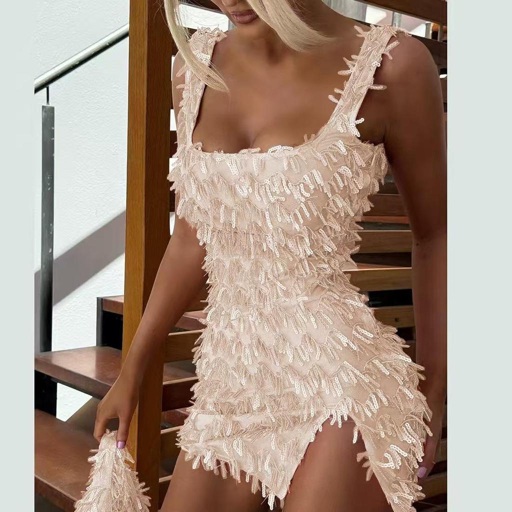 Zoštíhľujúce bodycon šaty s odhalenými ramenami, rozparkom a chlpatým detailom