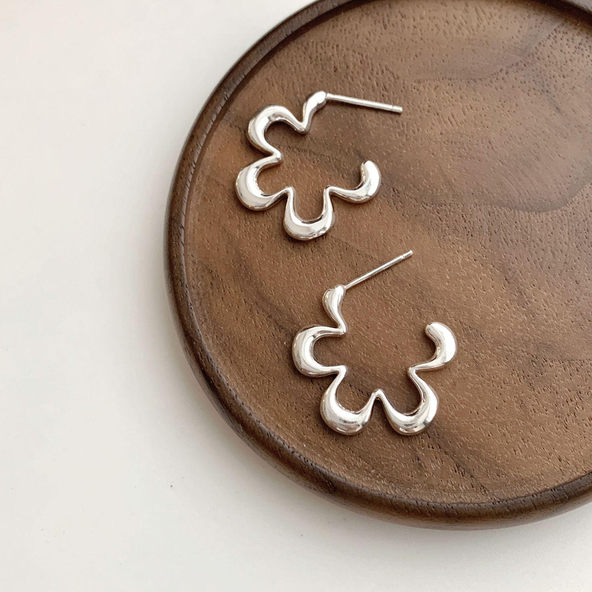 Elegant Hollow Flower Petal Stud Earrings - Trendy and Versatile Fashion Jewelry for Women