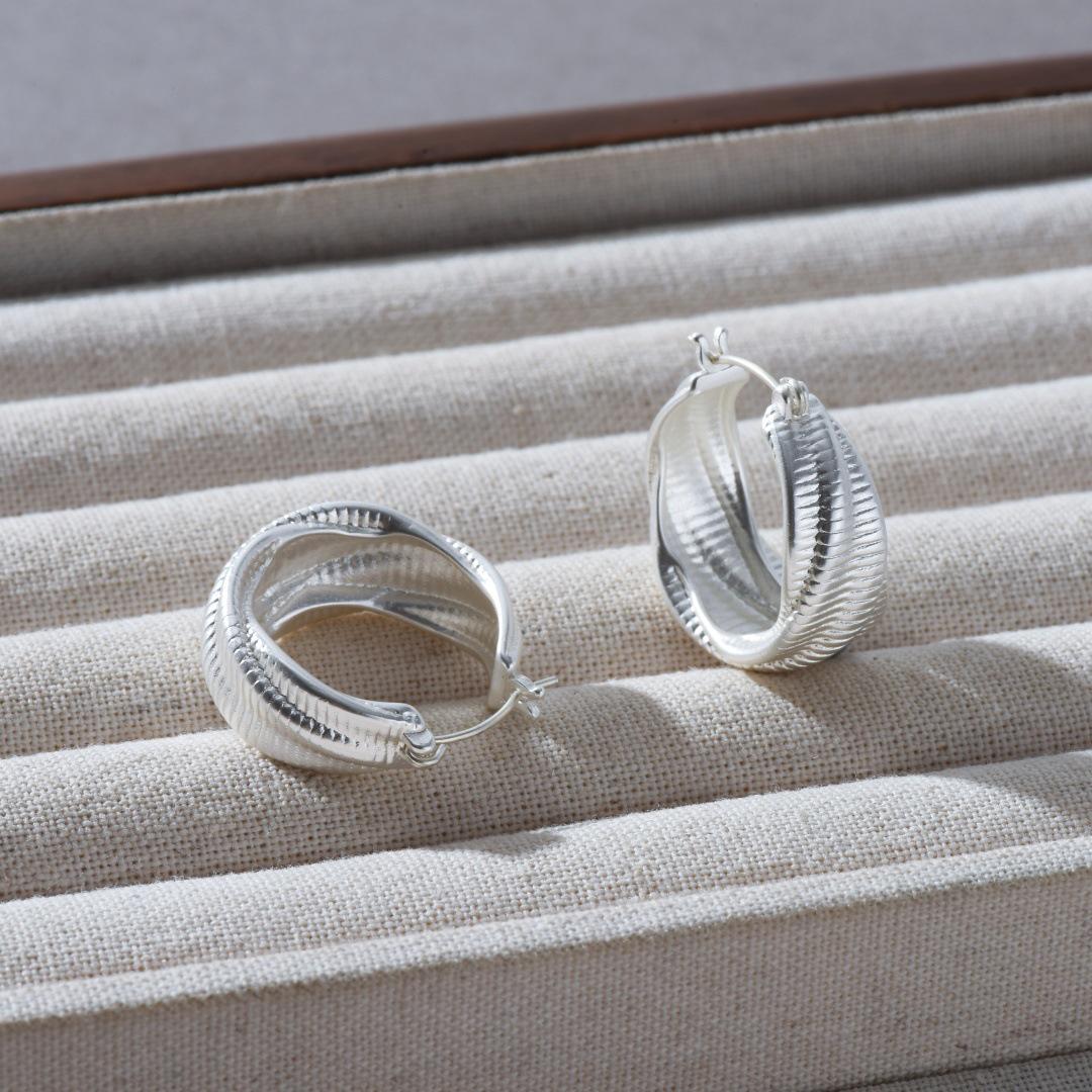 Уникальный ребристый многослойный ушной кафф Весна 2026: Роскошные, Высококлассные и Универсальные Серьги