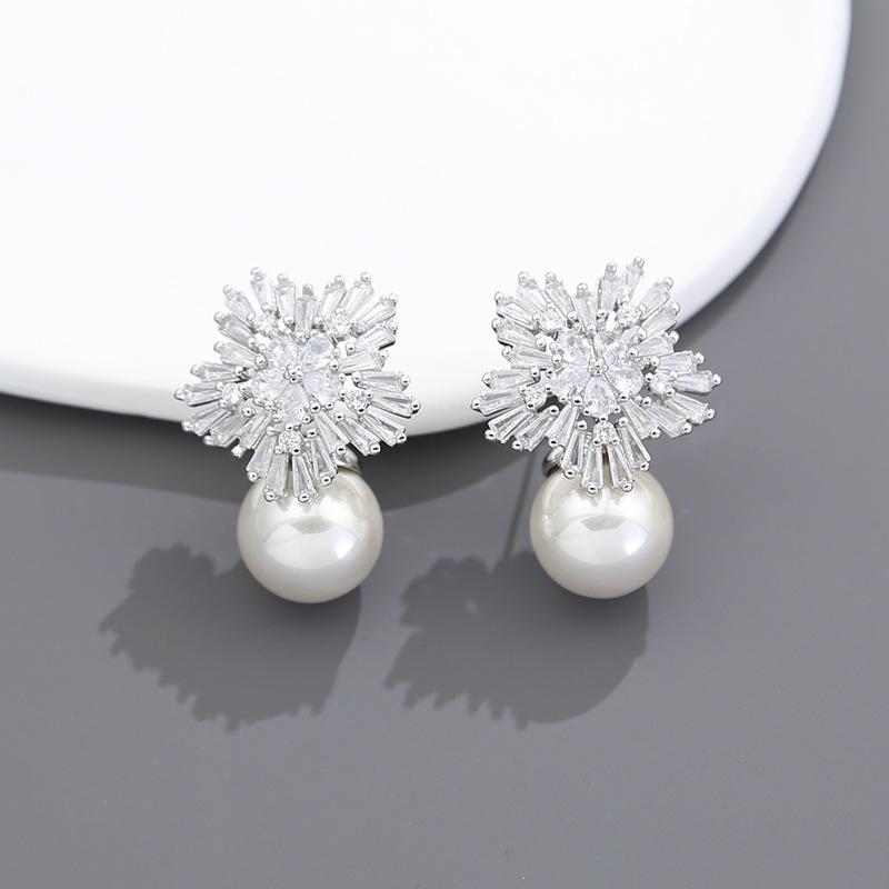 

Personality Inlaid Zircon Snowflake Pearl Stud Earrings, High Sense Fashion Temperament Earrings, Female Celebrity Light Luxury Style Versatile