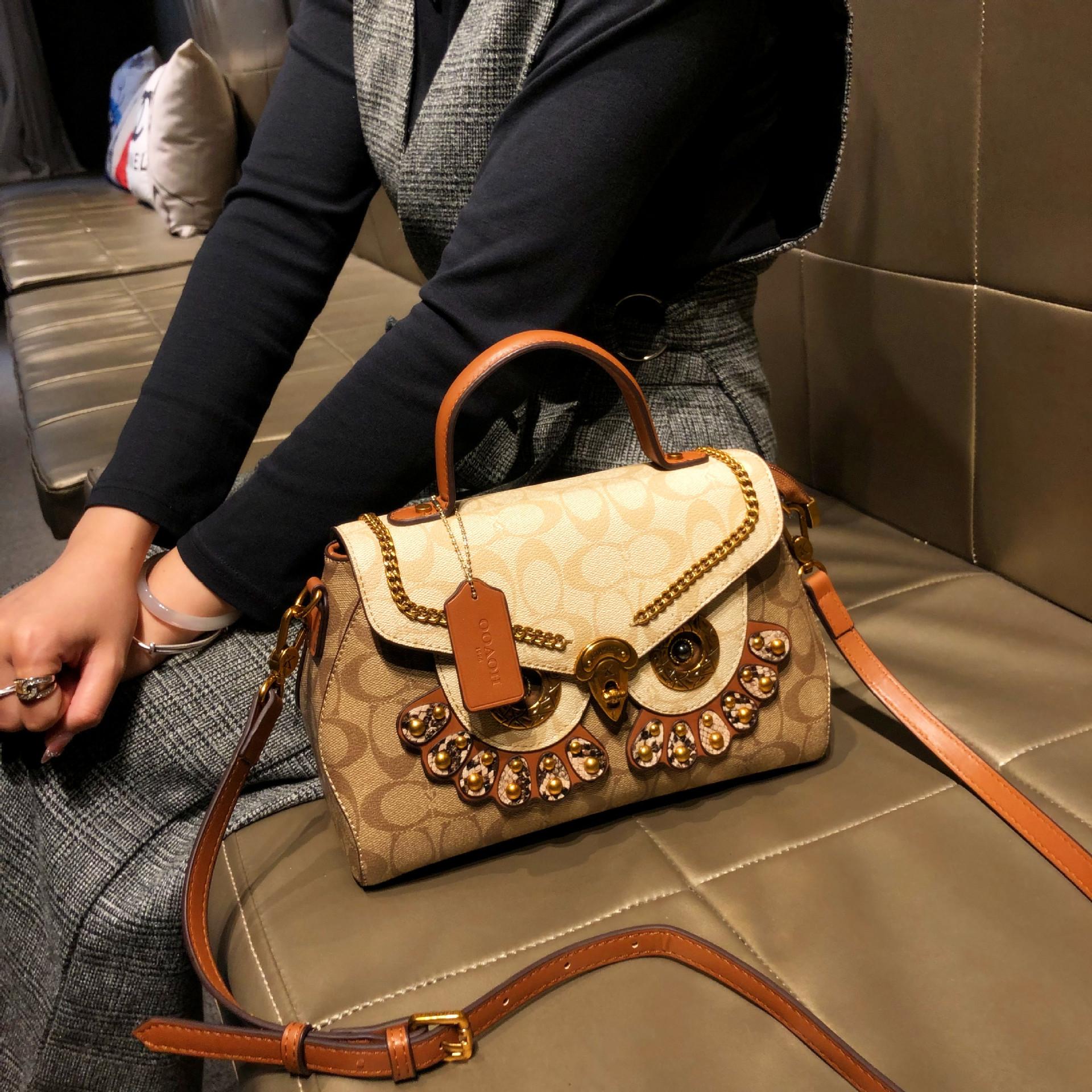 

New Leather Shoulder Bag with High-end Feel, Carrying Crossbody for Summer, Small Square Bag