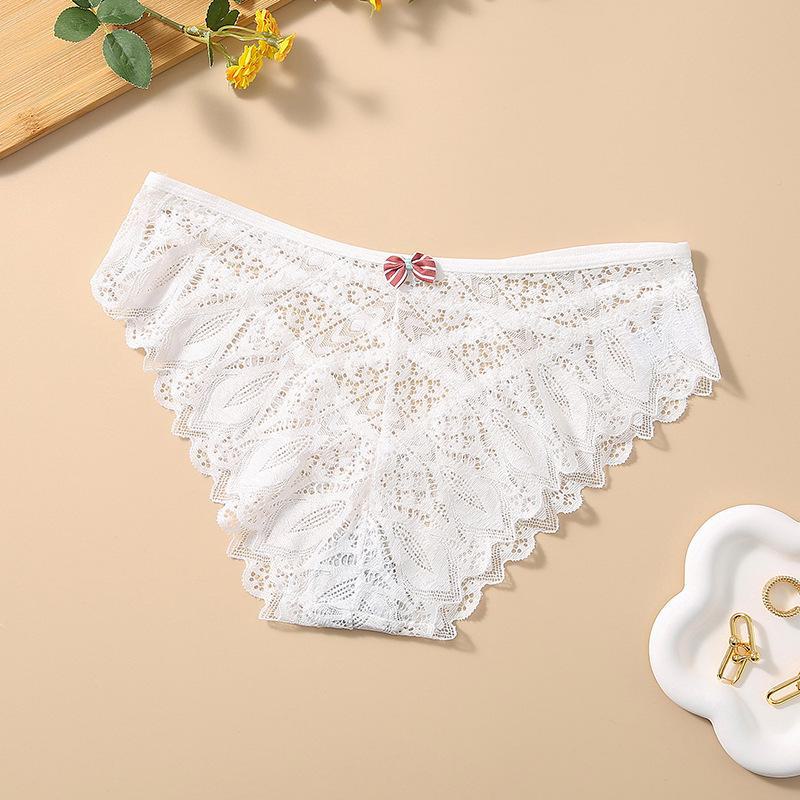 Женские кружевные трусики со средней посадкой и перекрещивающимися бретельками M белый