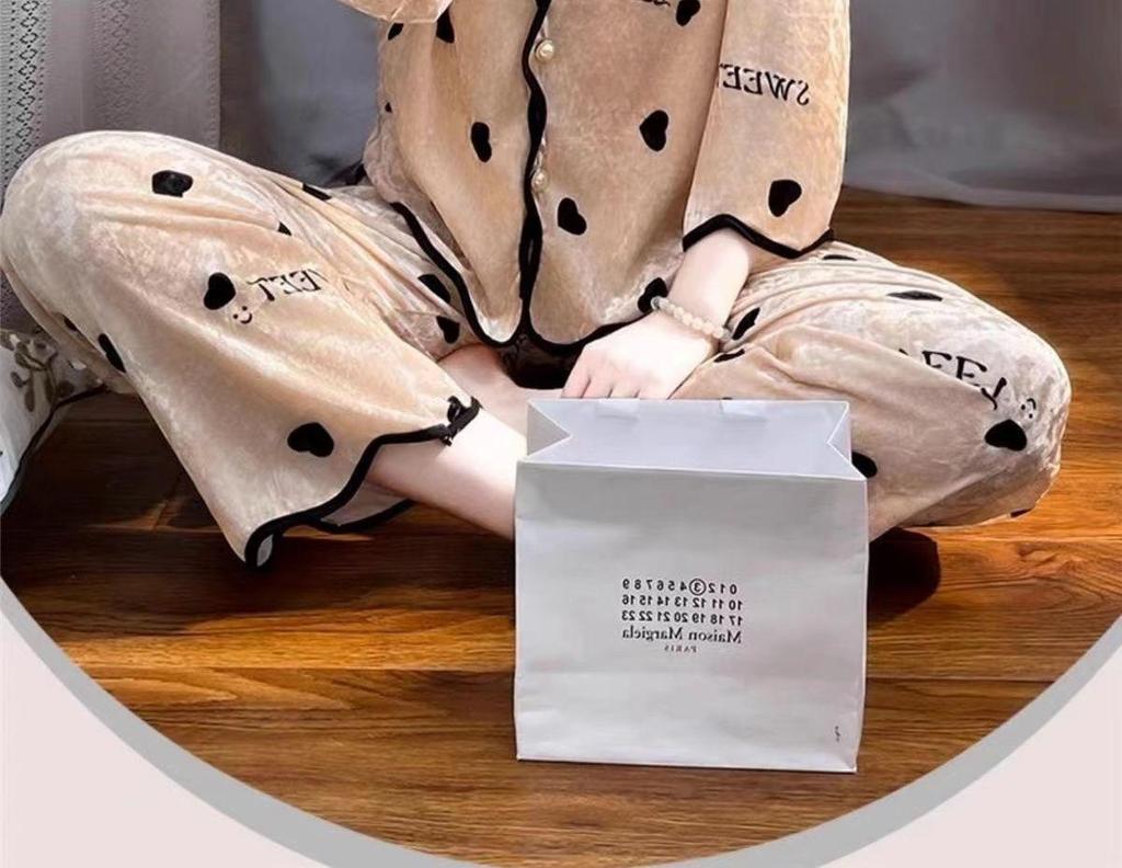 Set de pijama din catifea aurie pentru femei cu cupe pentru bust - Cardigan de lux cu mâneci lungi, costum din două piese pentru toamna/iarna 2024.