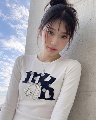 MUAHMUAH Dot Flower Patch Long Sleeve T-Shirt [White]