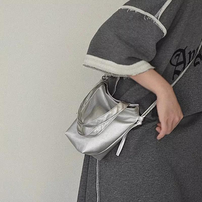 Large-capacity Portable Commuter Bag, Trendy Tote Bag, Single-shoulder Bucket Bag