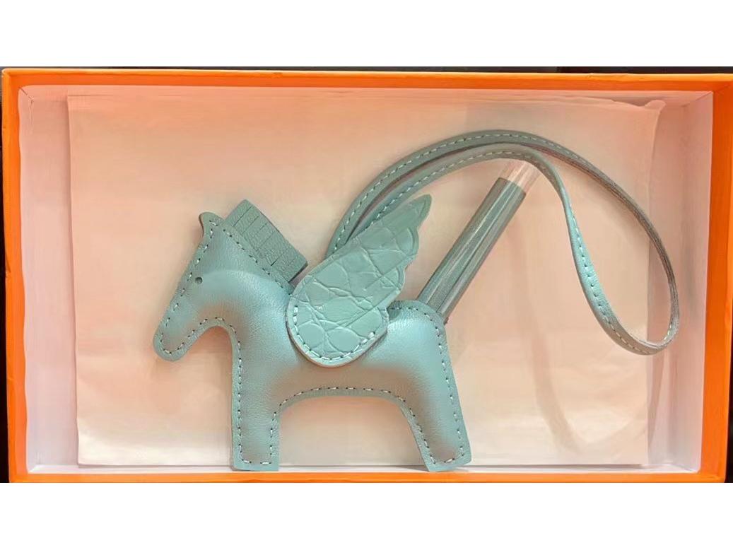 

Шарм для сумки из натуральной кожи ручной работы - Милый дизайн летящей лошади из овчины