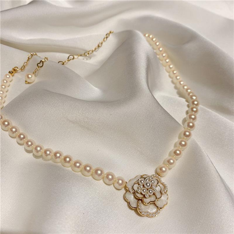 

Vintage Elegant Black White Camellia Pearl Pendant Necklace for Women Korean Simple Flower Necklace Wedding Party Zircon белый