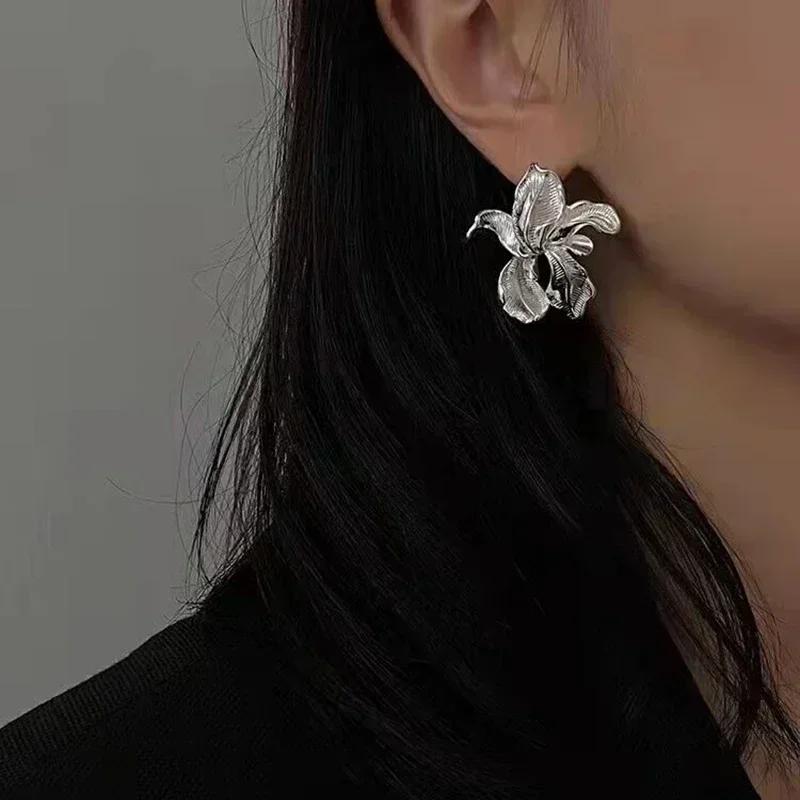 Womens Summer Elegant Fashion Unique Design Peach Blossom Unique Design Flower Earrings Dark Black INS High-end Earrings Gift