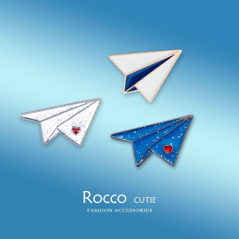 

Small Aircraft Brooch Female Niche Design Golden M Badge Men Cute Japanese Style Pin Student Schoolbag Ornament Paper airplane three-piece set