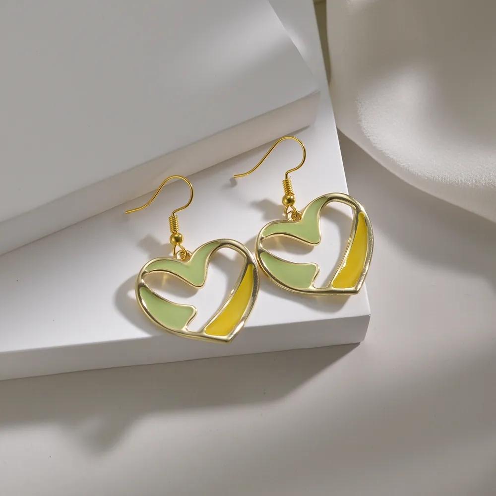 JWER Classic Hollow Heart Women Stud Brinco Lindo Micro Pavimentado Cz Pedra Romântico Menina Acessórios Brinco Clássico para Mulheres