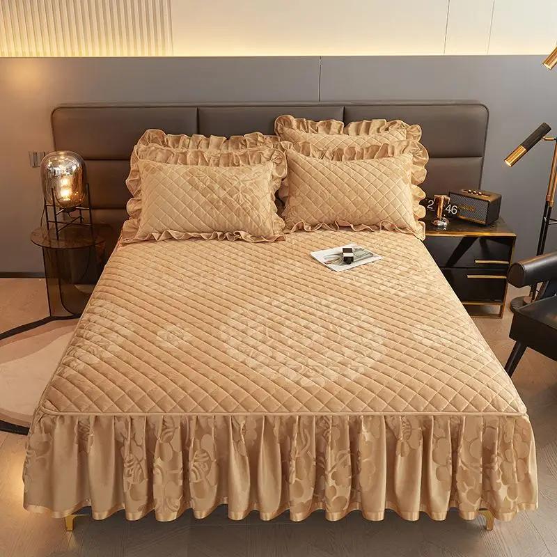 Varmt fløyelspolstret sengeteppe på sengen Tykket krystallfløyel Støvtett, fullstendig pakket madrassbeskyttelsestrekk