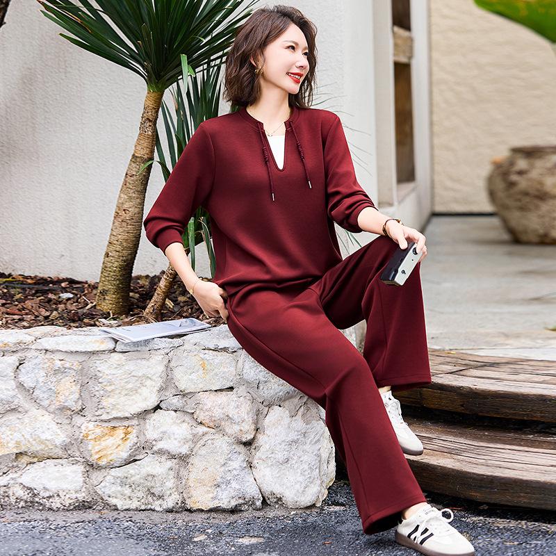 

Mom s Fashionable Two-Piece Set: Age-Reducing, Slimming Autumn/Winter Wear for Middle-Aged & Elderly Women 2XL for 110-125 jin вина червоного кольору