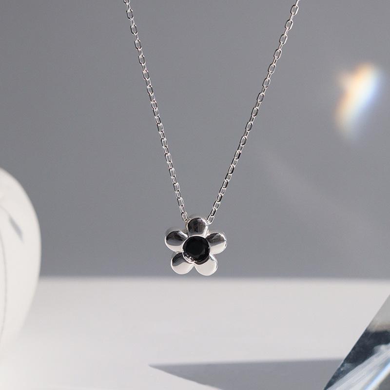 Schwarze funkelnde Diamant-Kette mit kleiner Blume für Damen, einfache und süße Instagram-Kette in koreanischer Version, vielseitige Schlüsselbeinkette mit fünf Blütenblättern