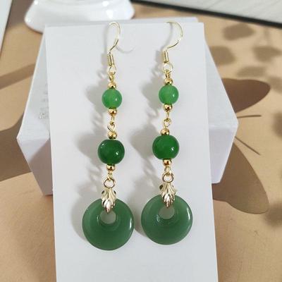 Grüne Ohrhänger mit Sicherheitsverschluss im nationalen Stil