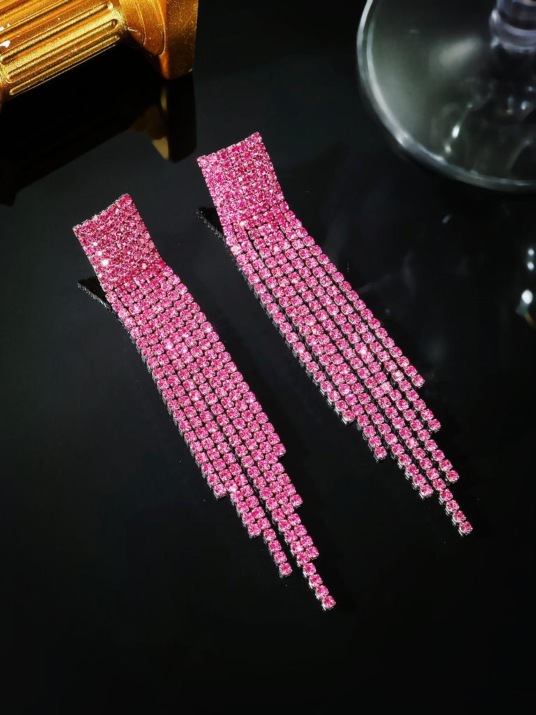 Schwarze Ohrhänger mit glänzenden Diamantquasten mit Farbverlauf