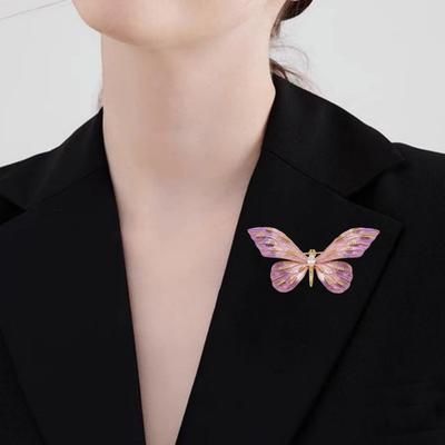 Women Brooch High-Gloss Rhinestone Inlay Gradient Color Butterfly Design Lapel Pin with Faux Pearl Scarf Badge Clothing Bags Accessories