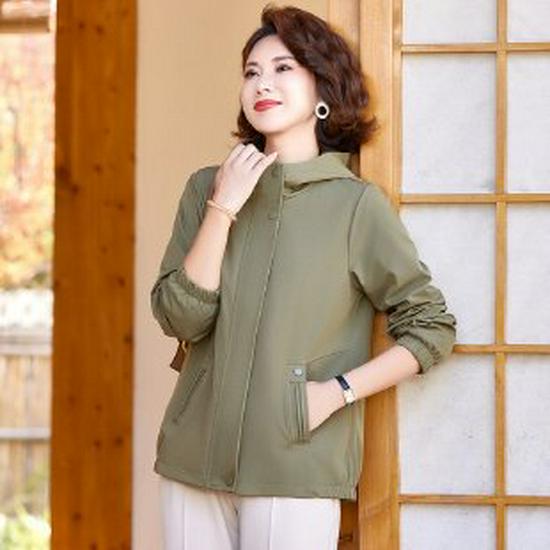 

Mom’s 2026 Elegant Spring Trench Coat - Short Jacket for Women 50+ Years XL зелений