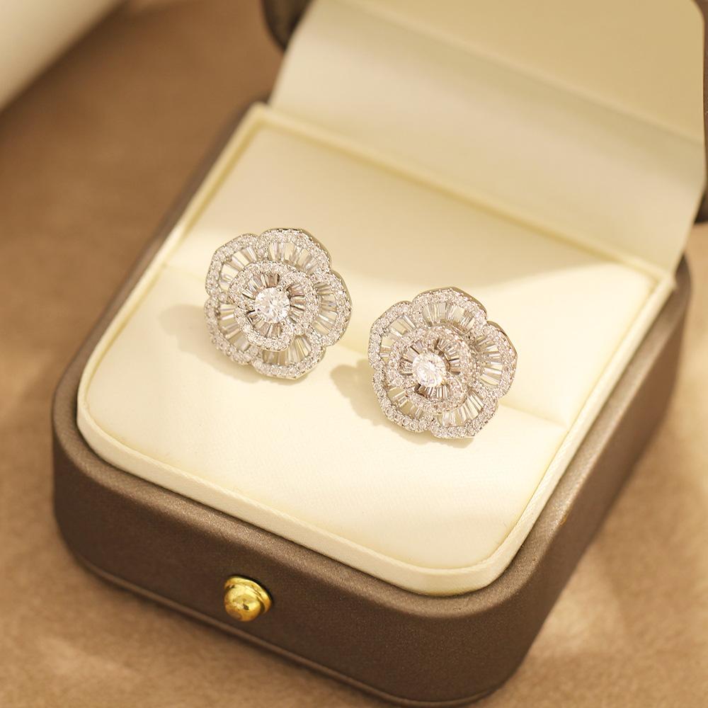 New delicate diamond-encrusted trapezoidal zircon rose earrings gold-plated two-tone earless ear clip floral earrings for women